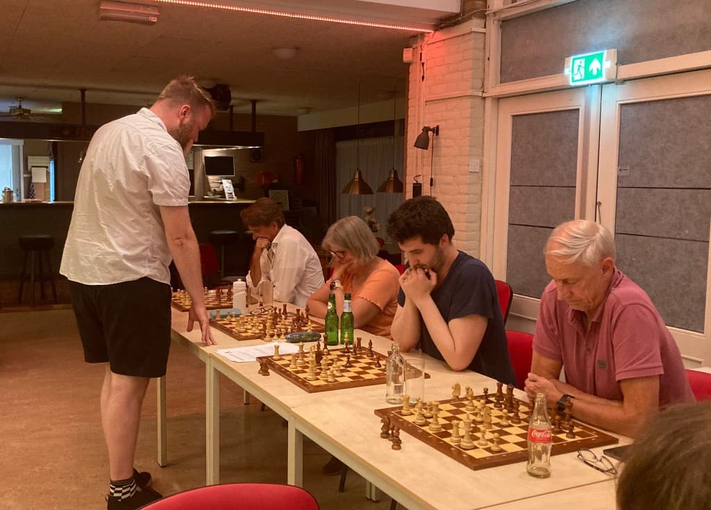 Elmar geeft schaaktraining